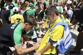 Los jugadores del Racing firman autógrafos a los aficionados