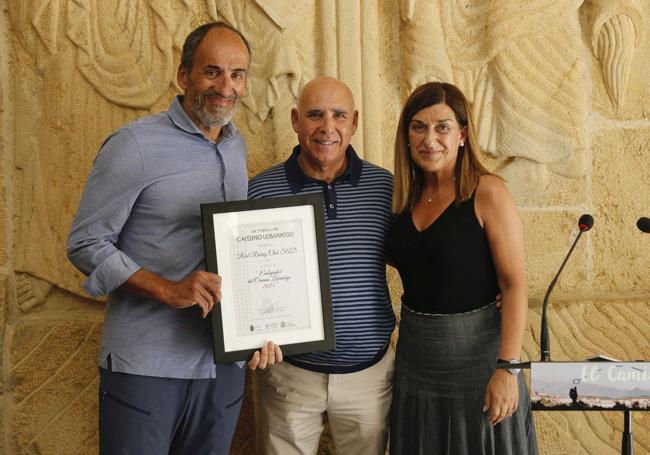 Sebastián Ceria, Manolo Higuera y María José Sáenz de Buruaga con el diploma acreditativo de Embajador del Camino Lebaniego.