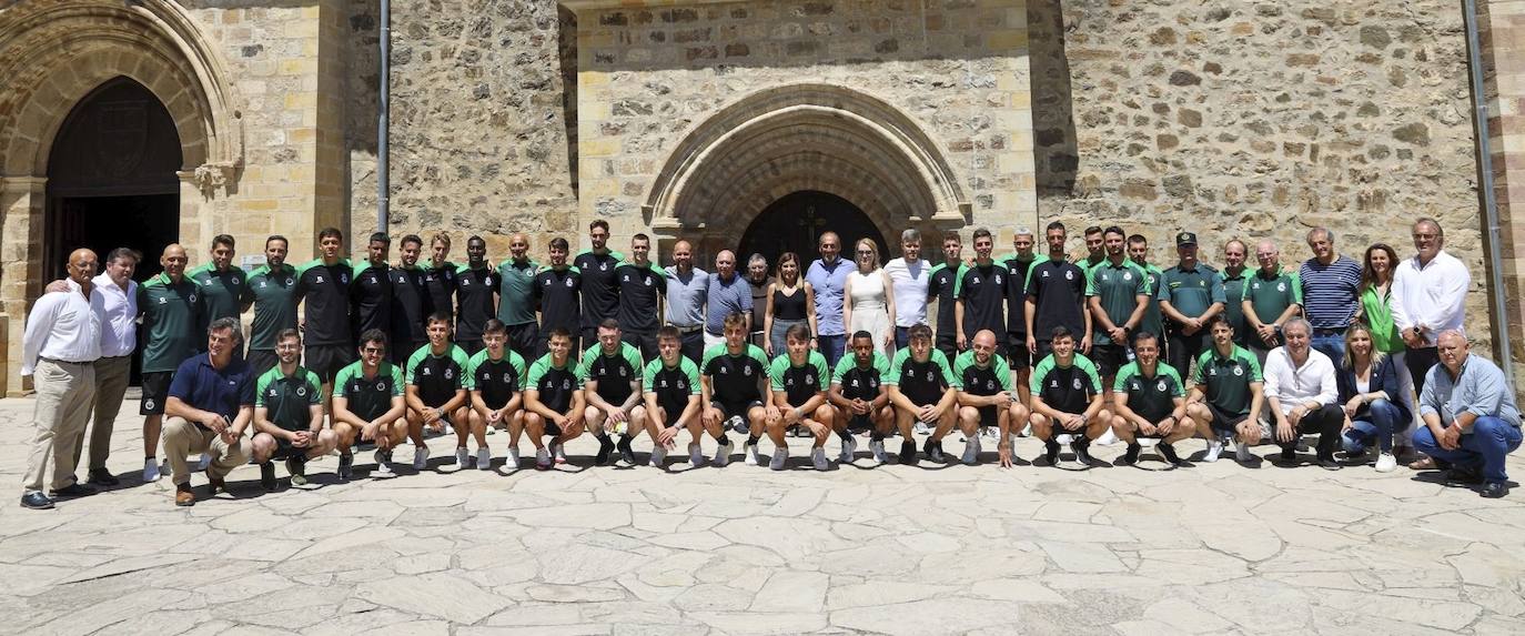 Foto de familia de jugadores, cuerpo técnico y directiva, junto a la presidenta de Cantabria y los religiosas del Monasterio de Santo Toribio de Liébana.