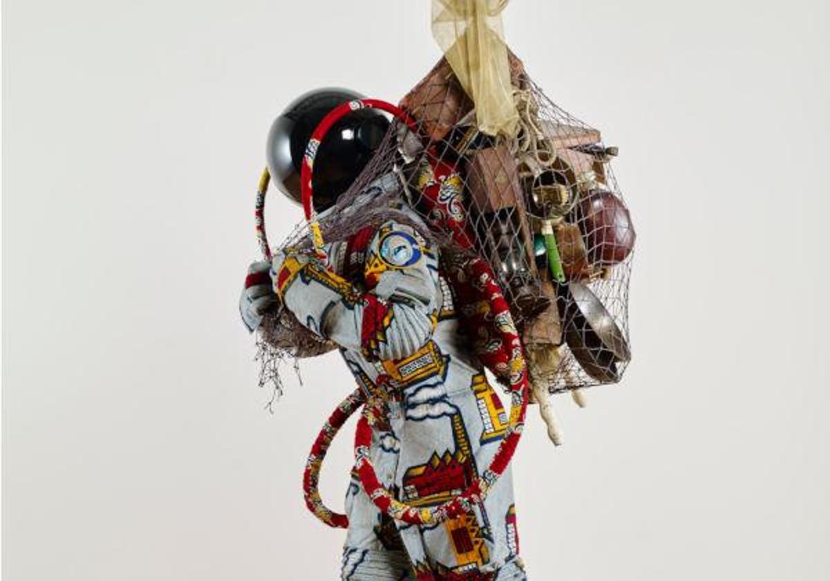 El astronauta homeless de Yinka Shonibare con la red de objetos que constituyen su mundo.