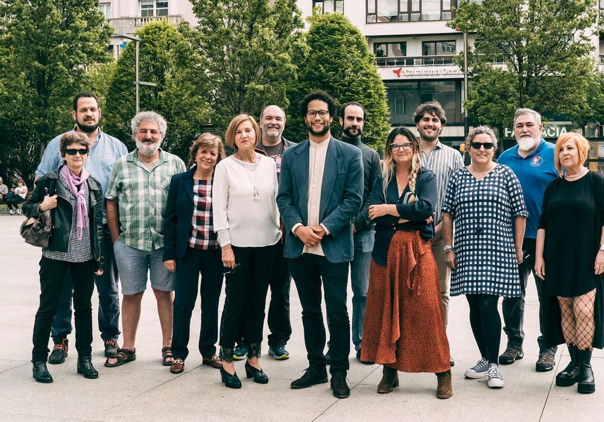 Otros tiempos: foto que ilustró la candidatura conjunta de IU-Podemos al Ayuntamiento de Santander. En el centro, con chaqueta, Keruin Martínez