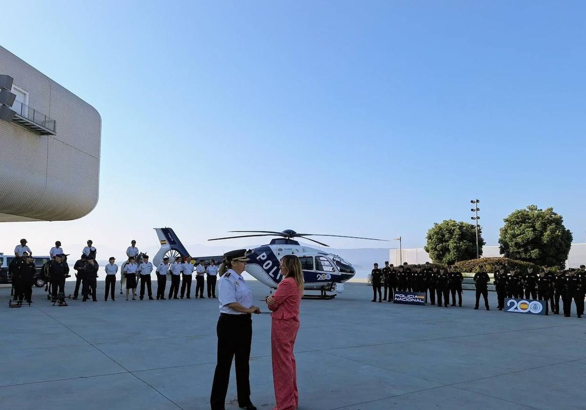 La Jefa Superior de la Policía Nacional, Carmen Martínez, junto a la delegada del Gobierno, Eugenia Gómez de Diego, ayer, junto al Centro Botín.