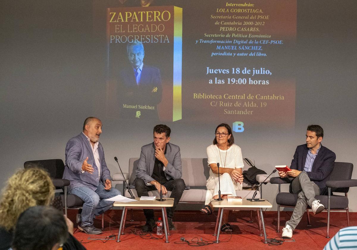 Marcos Bermejo, Manuel Sánchez, Dolores Gorostiaga y Pedro Casares, ayer, en la Biblioteca Central de Cantabria.