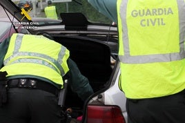 La Guardia Civil registra un vehículo durante uno de los controles.