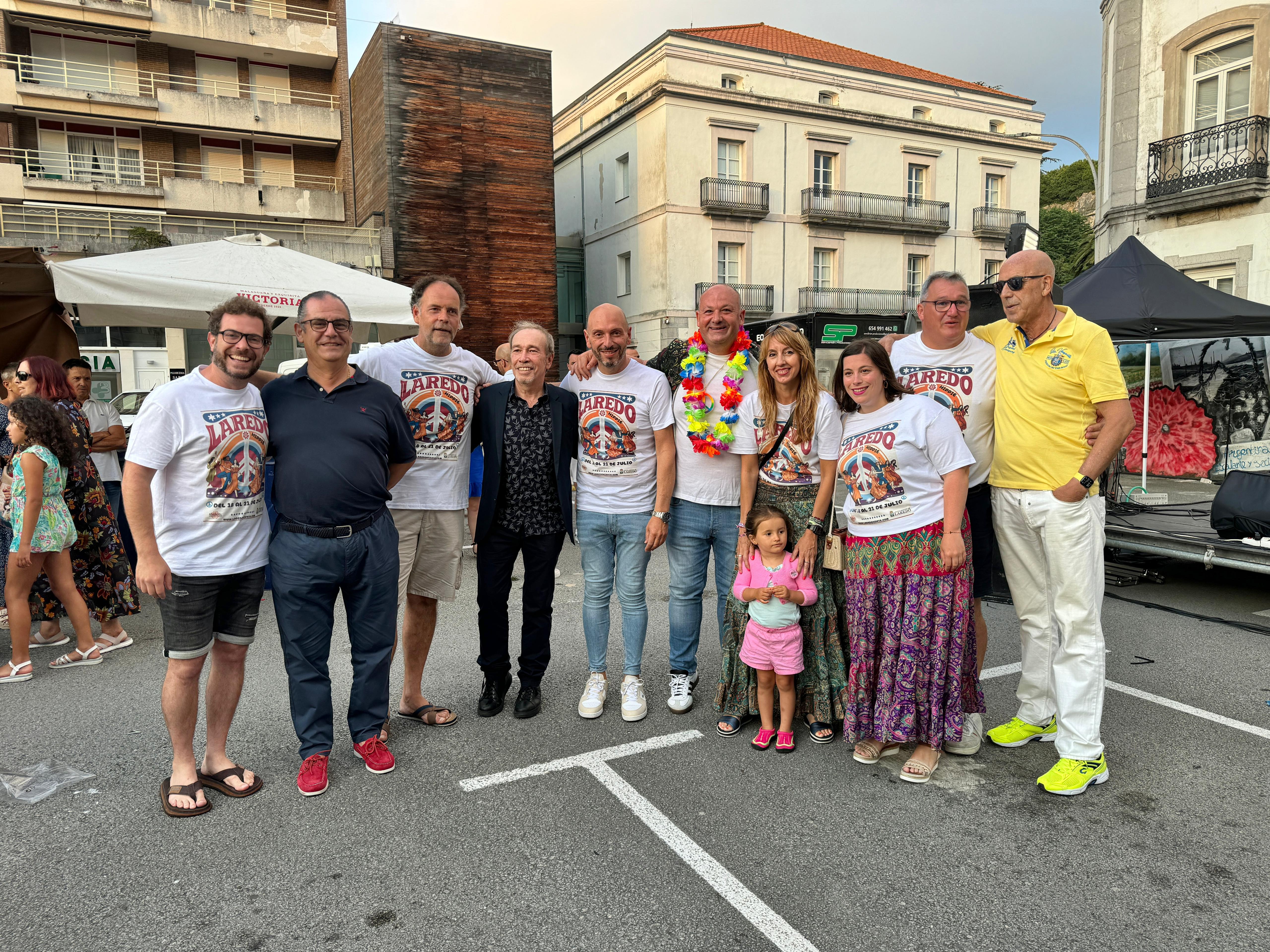 Autoridades junto al vocalista de la mítica banda Nacha Pop