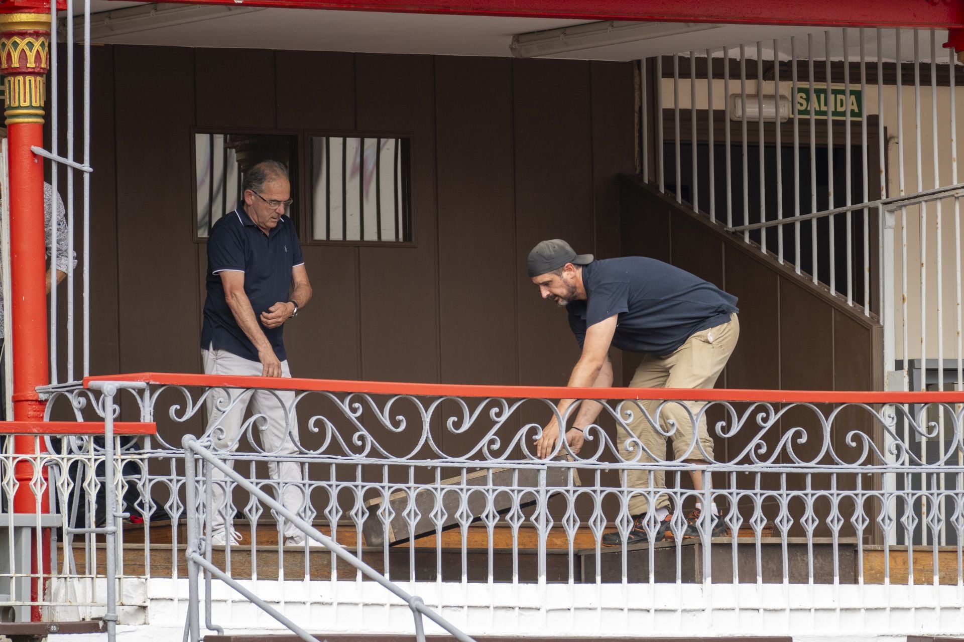 Entre septiembre y junio los empleados de los talleres municipales han llevado a cabo tareas de remodelación y mantenimiento en prácticamente todas las instalaciones del recinto, desde los bancos de los tendidos hasta la colocación de treinta nuevas taquillas en los vestuarios