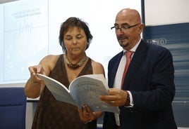 La directora general de Salud Pública, María Isabel de Frutos Iglesias, y el consejero de Salud, César Pascual, revisan el análisis de la situación de salud en Cantabria