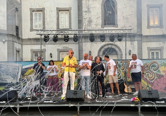 Algunos integrantes de Nacha Pop junto al alcalde en el escenario del pregón