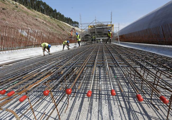 Los trabajadores de Siec y Vías realizan labores previas al encofrado.