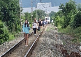 Los afectados por la avería del tren, en dirección a la estación de Heras.