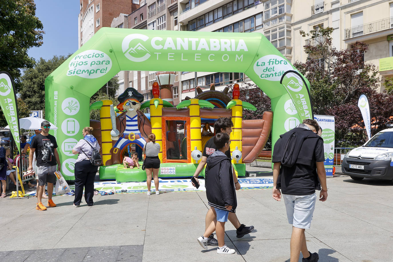 Niños disfrutan en el hinchable del ayuntamiento