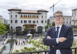 Andrés de Diego posa en el balcón de su despacho del Colegio de la Abogacía de Cantabria.