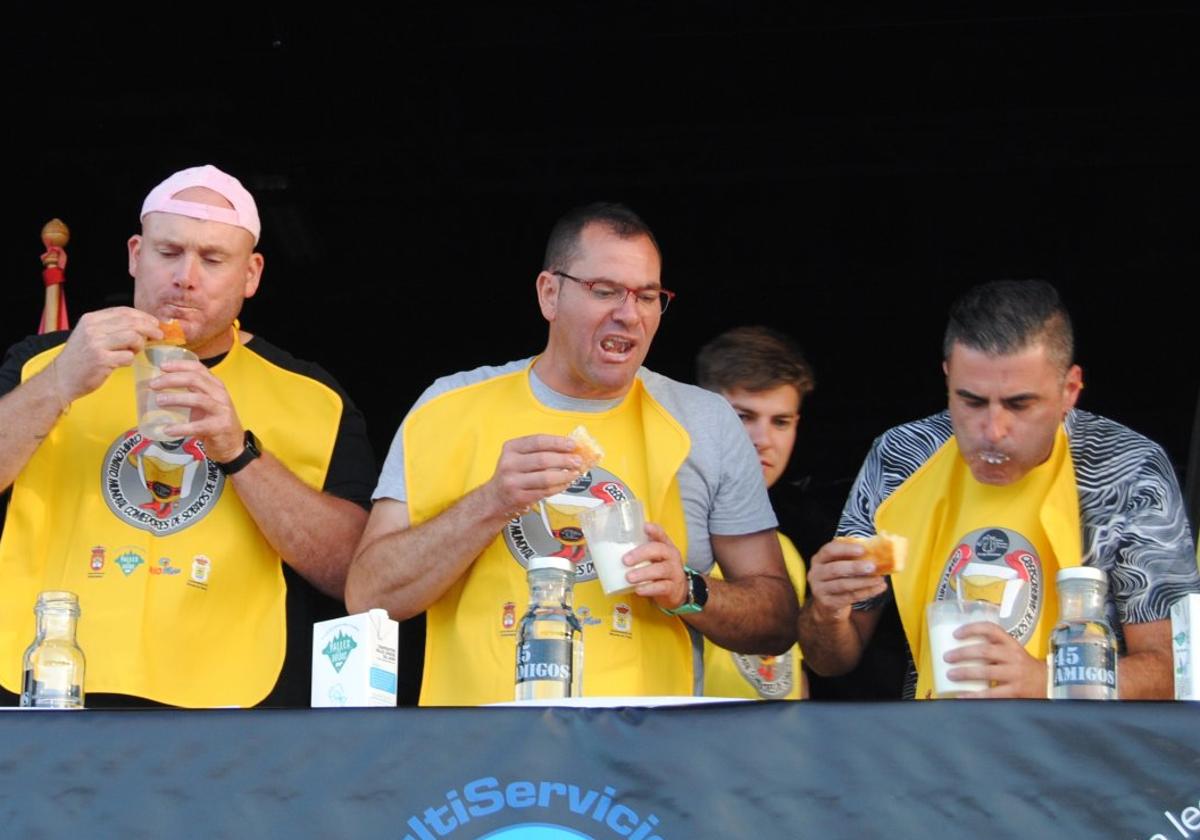 Participantes comiendo los sobaos durante la prueba del año pasado.