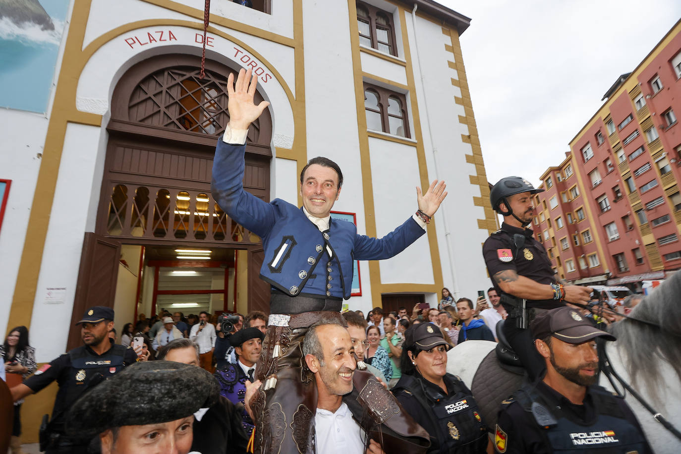 Andy Cartagena es sacado a hombros de la plaza de Cuatro Caminos tras cortar tres orejas y un rabo.