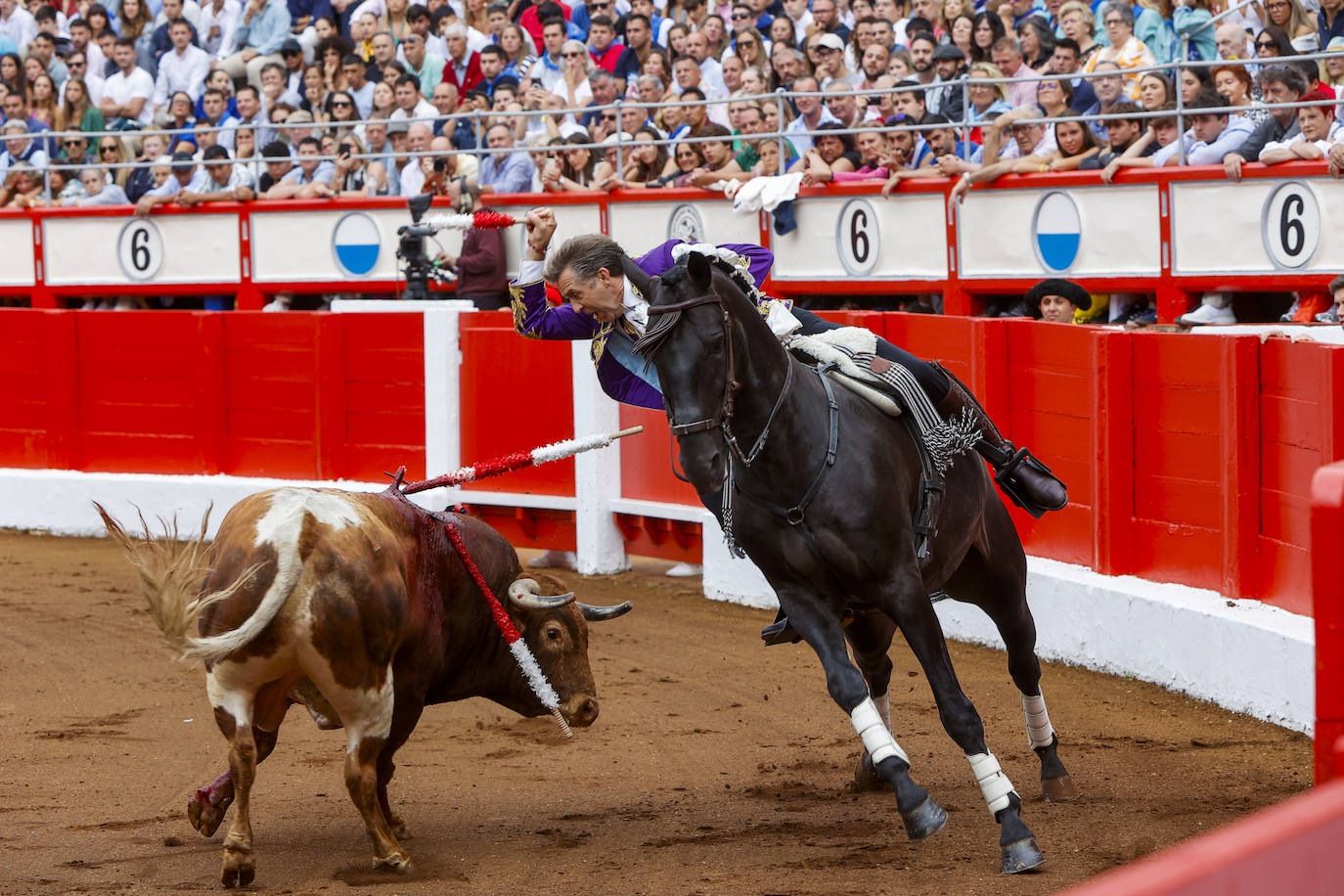 Pablo Hermoso de Mendoza coloca una banderilla corta al berrendo que hizo primero.