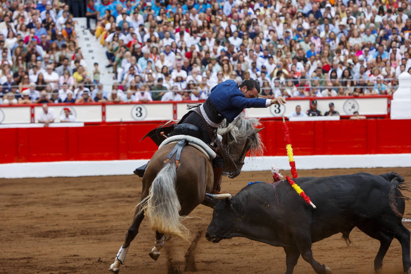 Andy Cartagena, a lomos de Cartago, con el segundo del festejo.