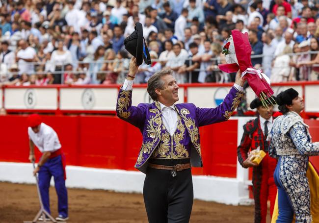 Guillermo Hermoso de Mendoza tras cortar una oreja al cuarto.