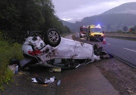 Dos heridos leves al volcar su coche en la autovía A-67 a la altura de Cieza