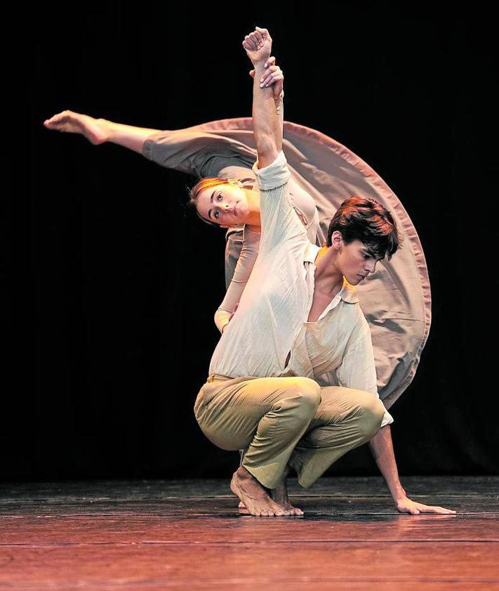 Imagen secundaria 2 - En la imagen superior, la Compañía Nacional de Danza presentará su obra 'La Sylphide'. A la izquierda, 'Folia', de la Compagnie Käfig Le Concert de L'Hostel Dieu. Y, a la derecha, la nueva Compañía de Nacho Duato presentará tres coreografias. 