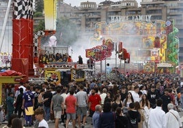 Los jóvenes abarrotan el recinto instalado en el aparcamiento de los Campos de Sport de El Sardinero para disfrutar de una tarde de ferias.