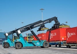 Dos grúas transportan contenedores en la terminal de Boluda.