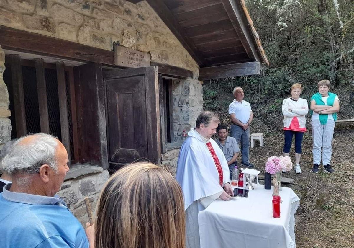 Los devotos acuden a la misa en la ermita de La Magdalena. P. Álvarez