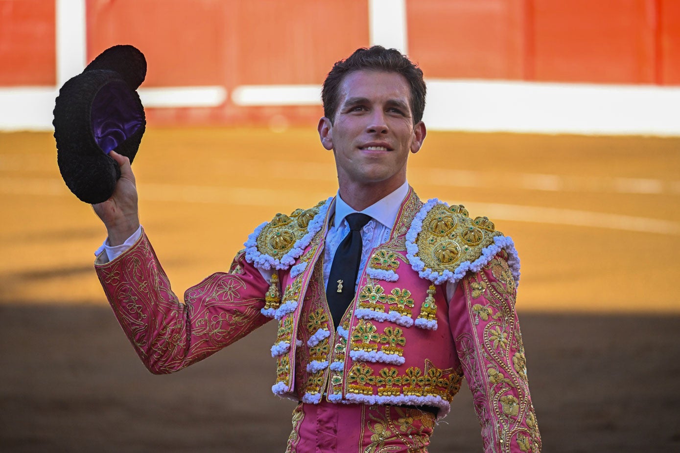 Ginés Marín saluda a la afición