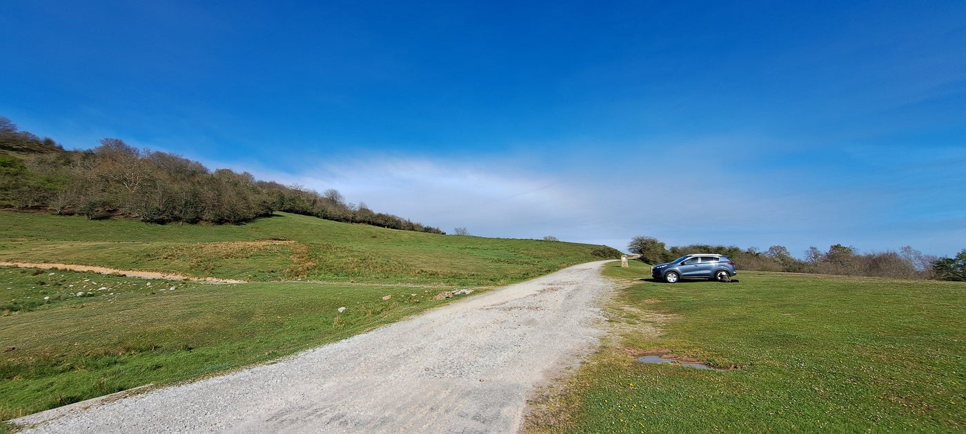 La braña de Brenes tiene espacio más que suficiente para dejar el coche e iniciar la ruta.