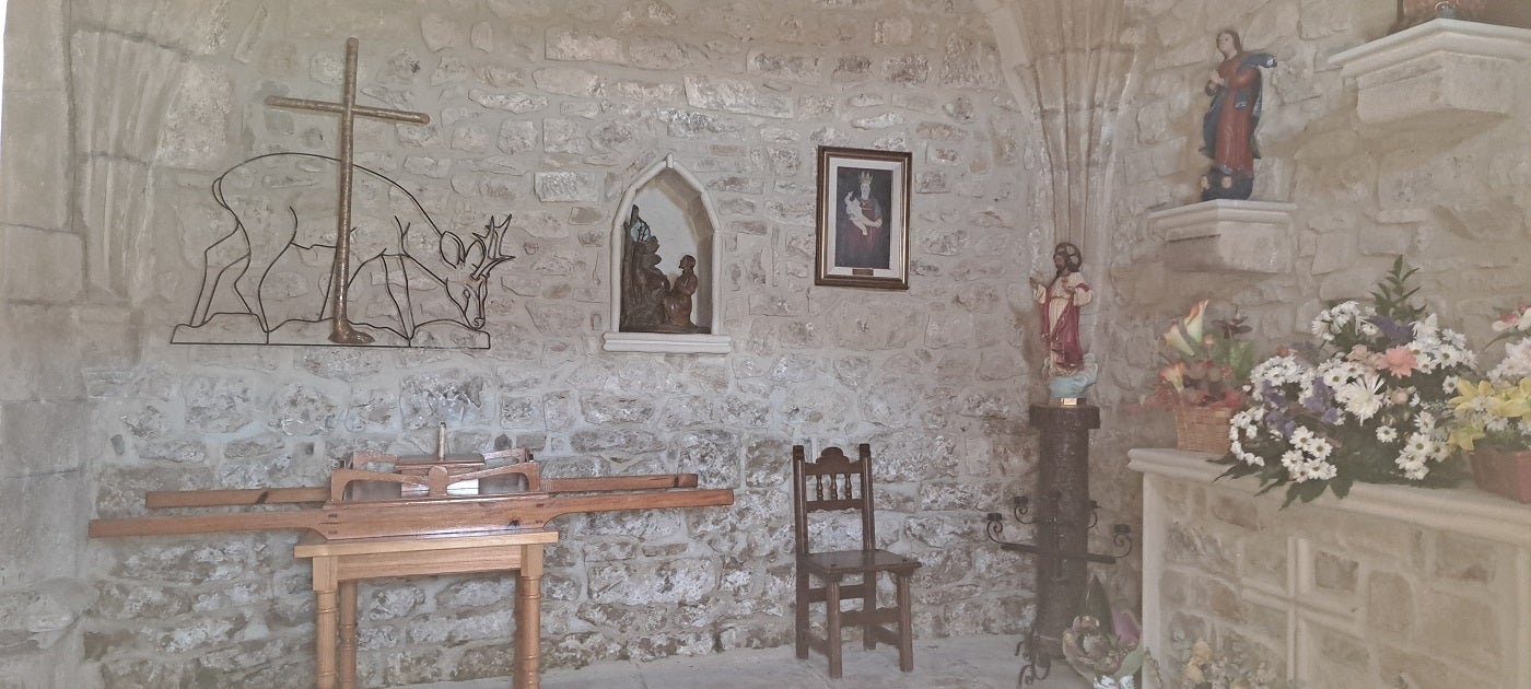 La pequeña ermita dedicada a la virgen de El Moral está cerrada, pero a través de un ventanuco abierto se puede apreciar el interior.