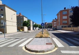 Los dos viales de la calle Profesor Francisco Hernández, con el colegio San José-Niño Jesús al fondo.