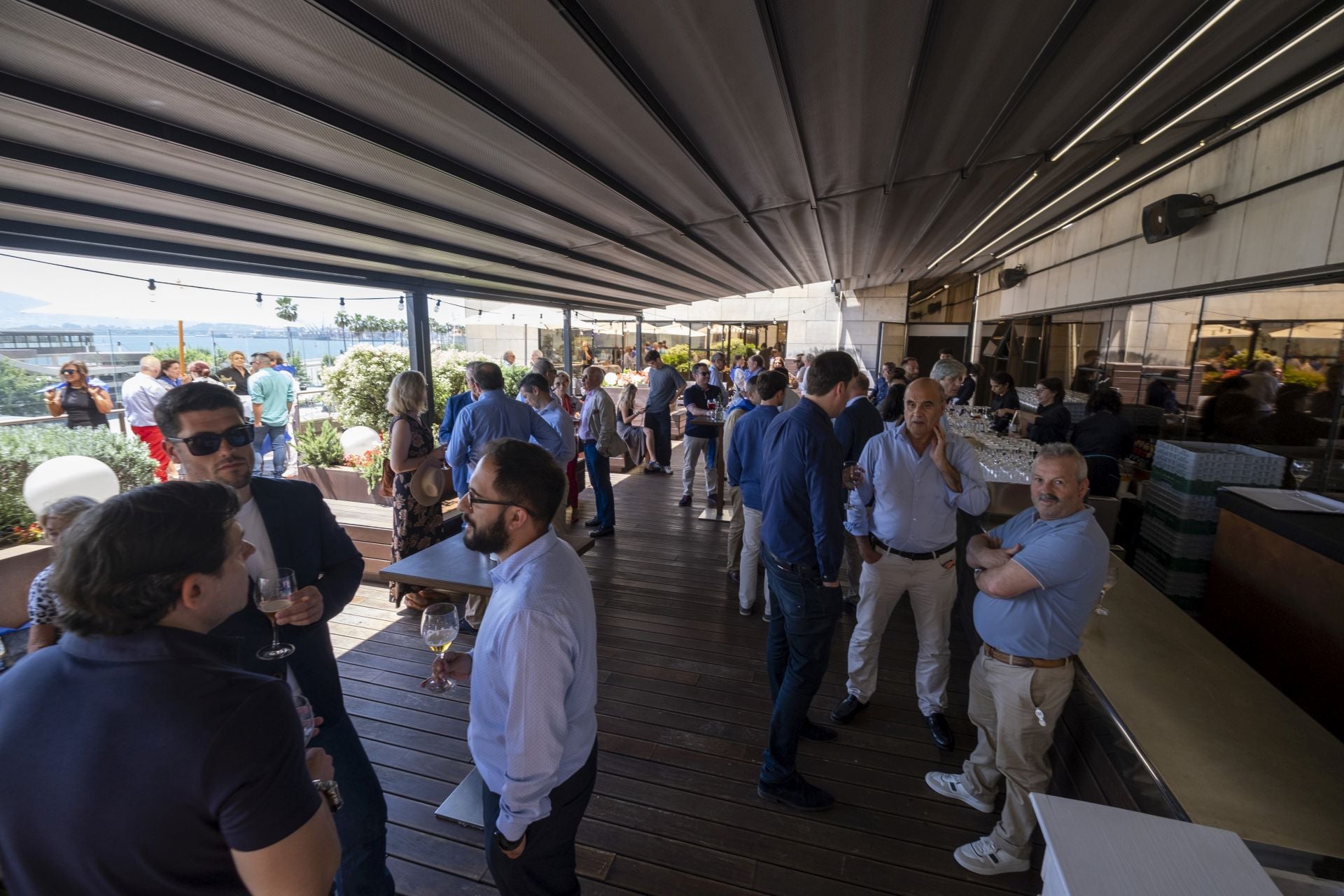 Ambiente distendido en la terraza del Hotel Bahía.