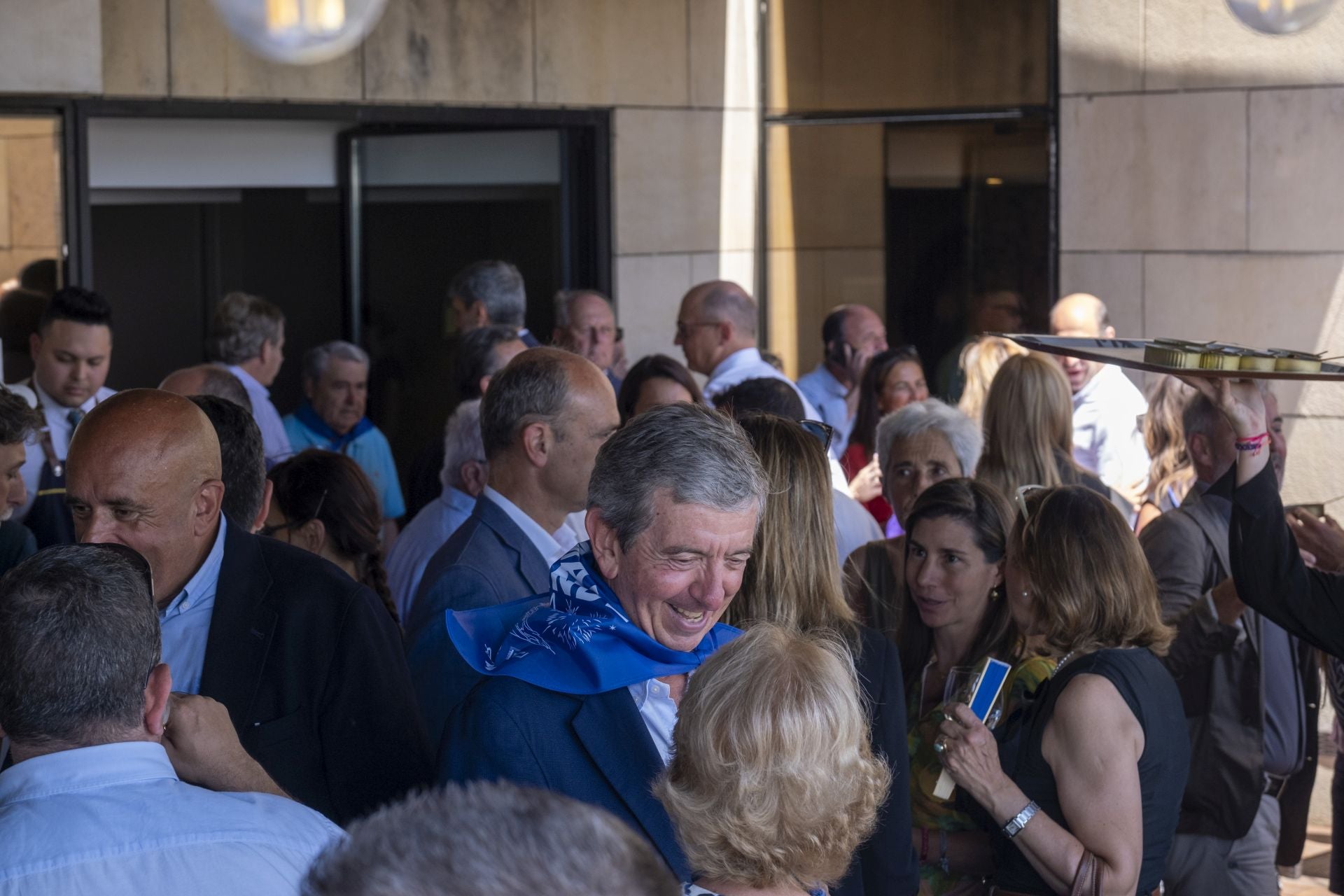 Luis Revenga, presidente de El Diario Montañés, charla animadamente en la terraza.