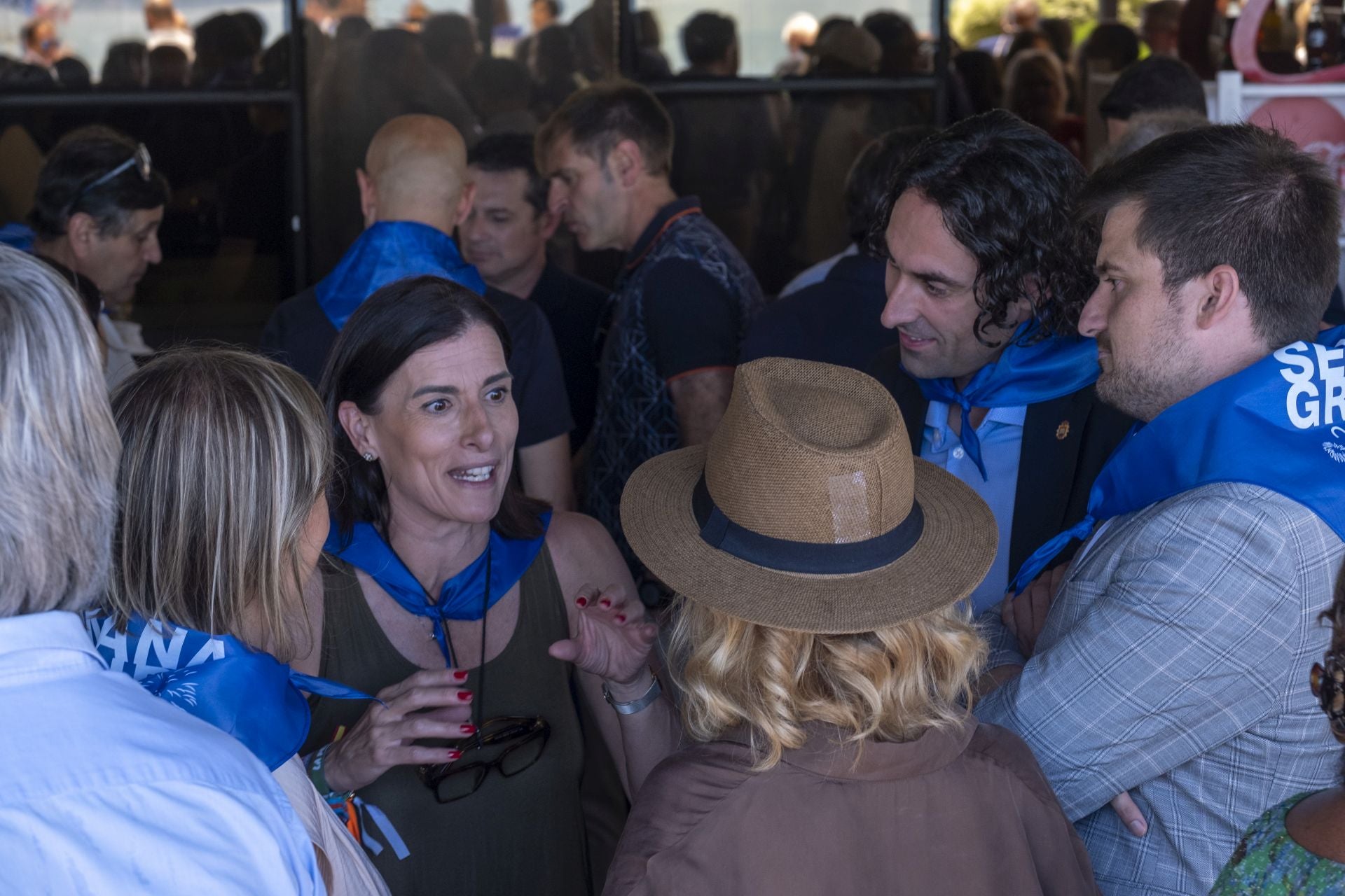 La alcaldesa Gema Igual saluda a su llegada a la terraza.