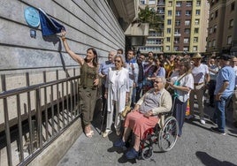 La alcaldesa de Santander, Gema Igual, inaugurando la placa dedicada a Joselito Llata junto a la puerta principal de la Estación de Autobuses.