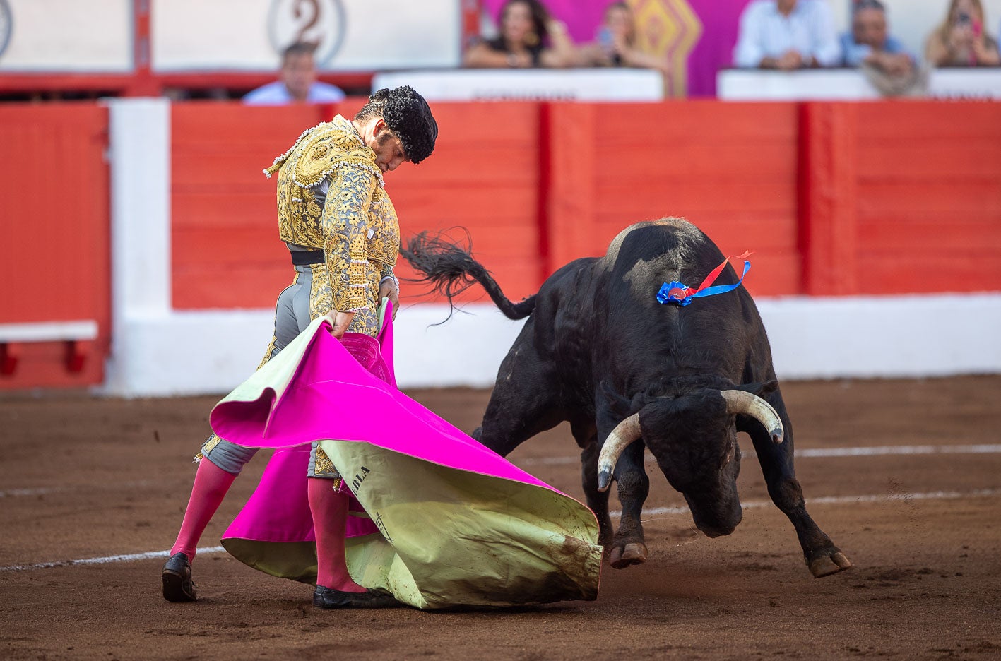 Morante de la Puebla en una media verónica