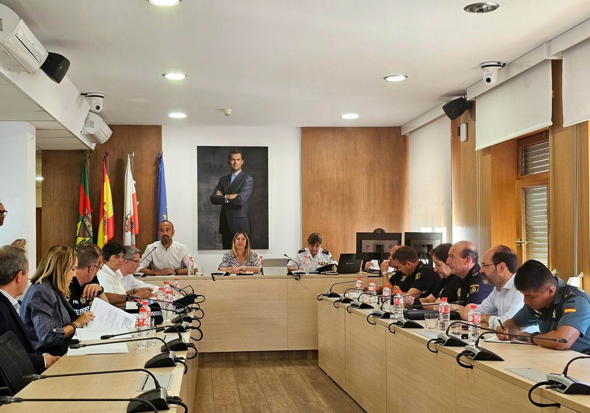 Autoridades municipales, estatales y de las Fuerzas de Seguridad celebran la reunión de balance, este martes, en el edificio municipal de Baldomero Iglesias.