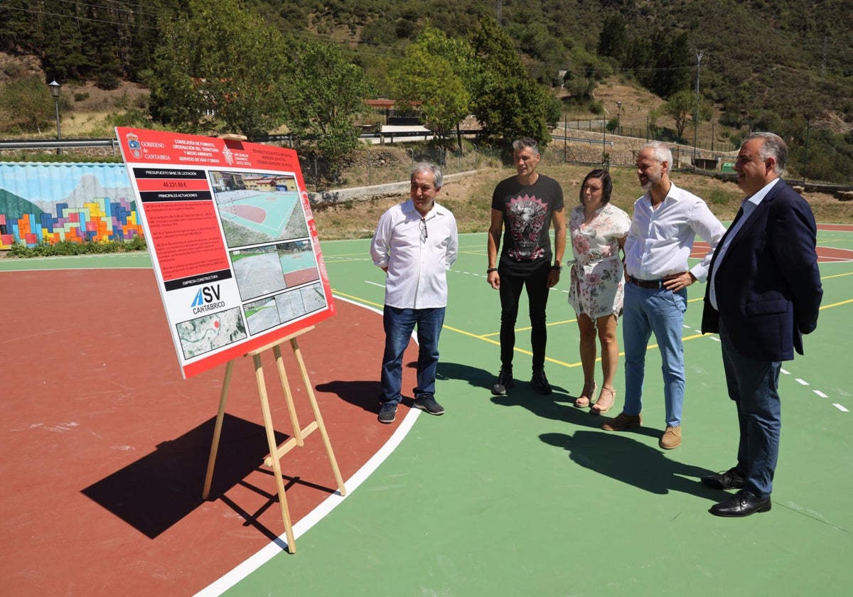 Gómez, De Lozar, Cotera, Silva y Media, contemplan el panel de las obras rehabilitadas