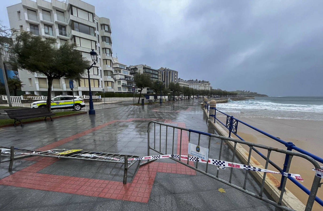 Greenpeace alerta de que la costa cántabra es muy sensible al incremento de fenómenos asociados con el calentamiento global. En la imagen, el paseo del Ciqui cortado por un fuerte temporal.