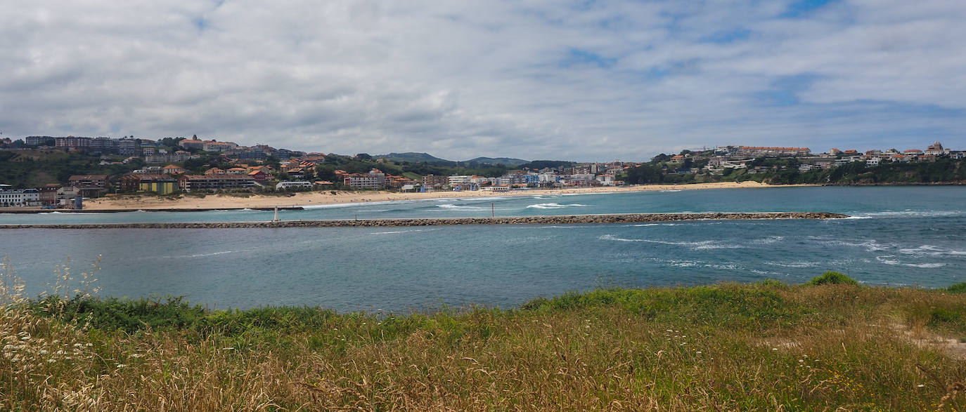 Vista general de Suances y la playa de La Concha, otro de los puntos destacados por Greenpeace en su informe.