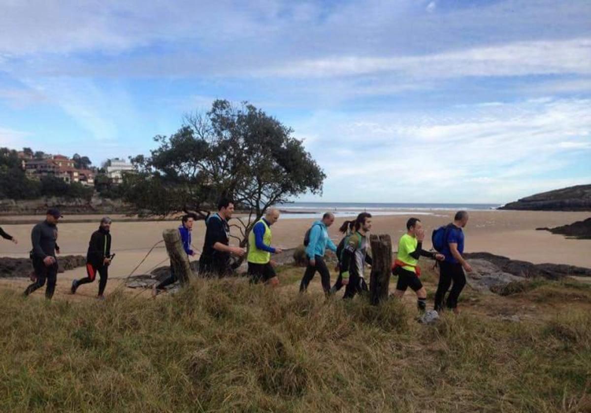 Un grupo de personas pasean por la playa de La Arena