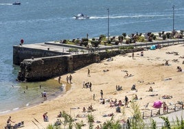 La playa que se ha formado en la rampa del Mundial de Vela se llenó el martes de gente que se animó también a bañarse.