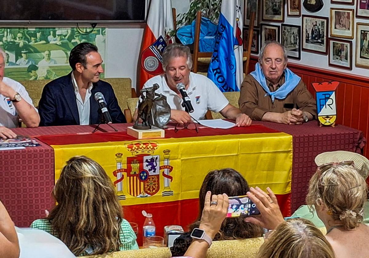 Enrique Ponce, durante la entrega del premio.