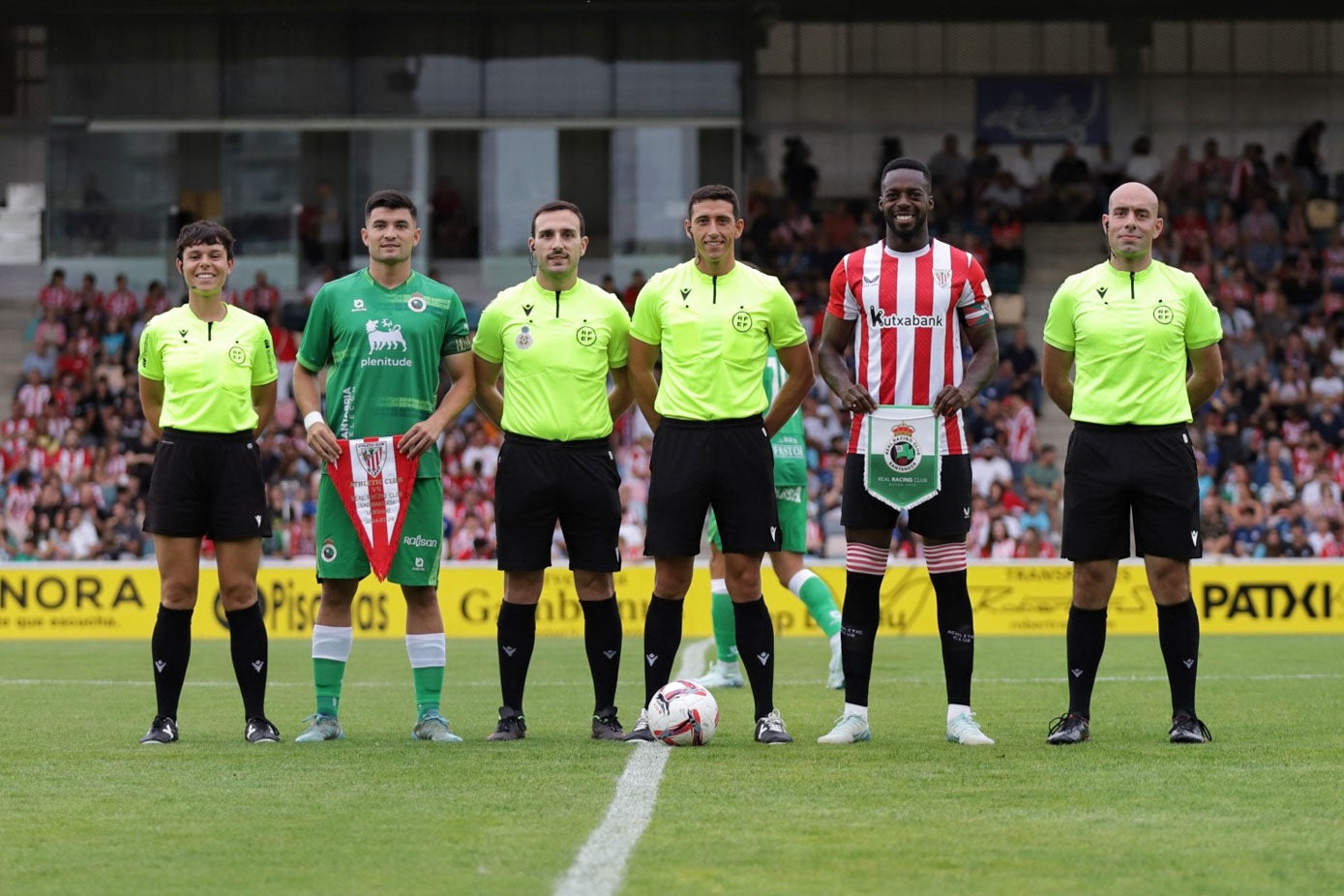 Aldasoro, que ejercía como capitán del Racing, e Iñaki Williams, el del Athletic, posan con el cuarteto arbitral.