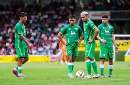 Vencedor, Mario, Arana y Aldasoro, ante el lanzamiento de una falta