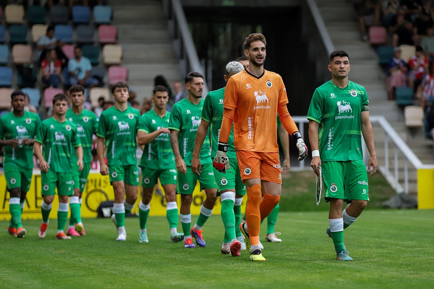 Los jugadores del Racing saltan al campo de Lasesarre.