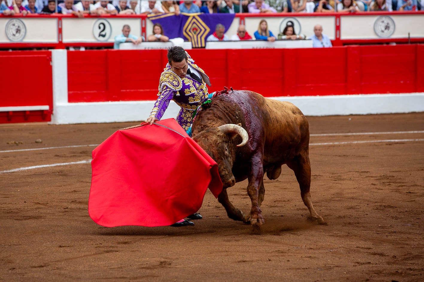 José María Manzanares a media altura con el primero de la tarde