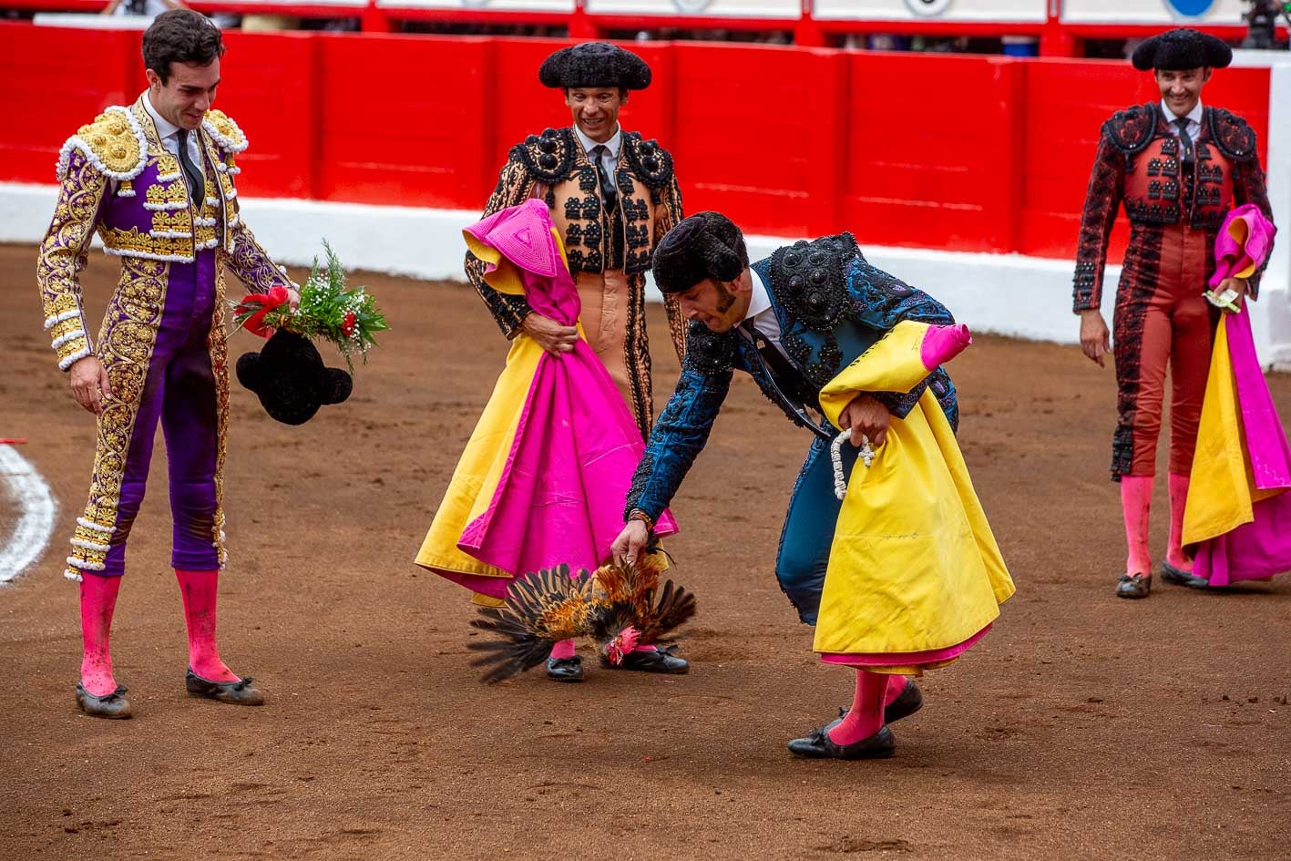 Fernando Sánchez recoge un gallo lanzado desde la grada