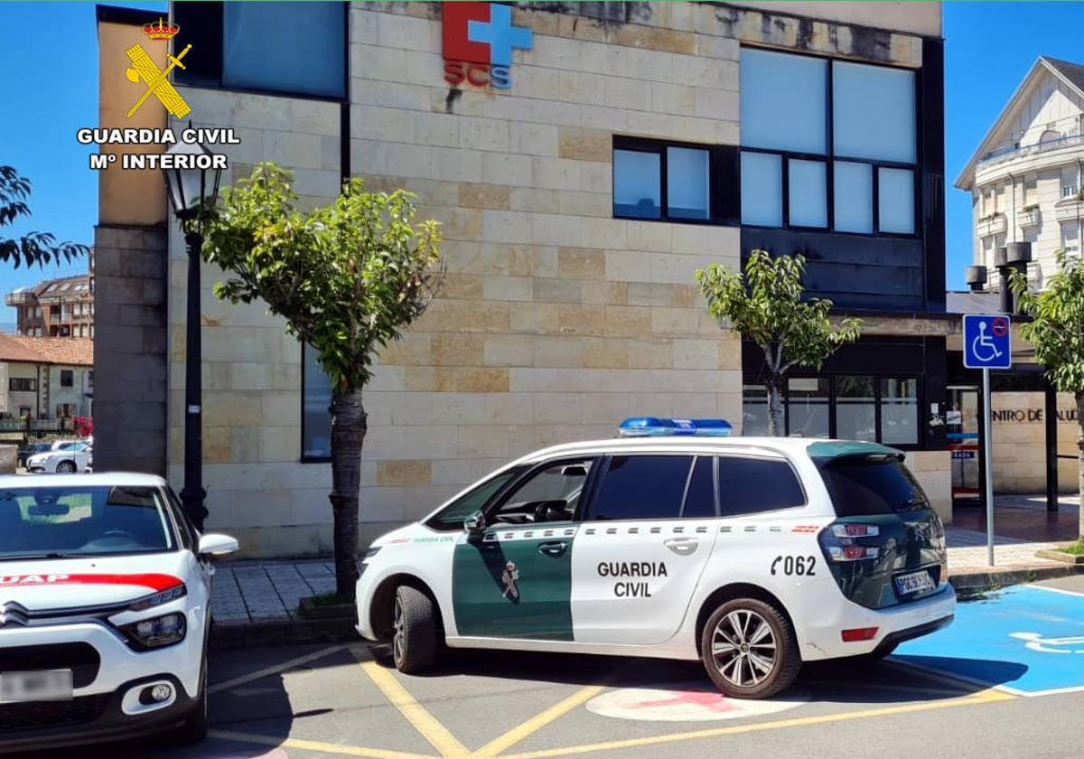 El coche de la Guardia Civil estacionado en la entrada del centro de salud de Colindres.