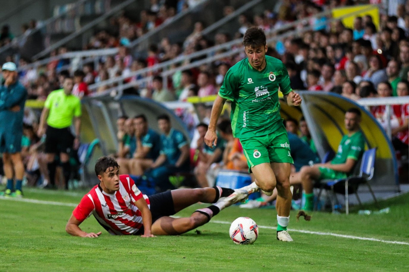 Saúl García se lleva el balón ante un rival.