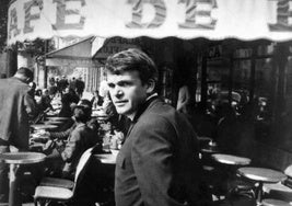 p Kundera pasea por el centro de París. La imagen está tomada frente al Café de Flore en 1975.